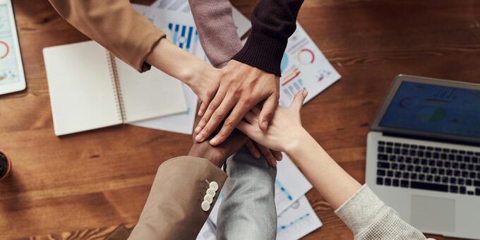 Startsocial vergibt 100 Beratungsstipendien für soziale Initiativen – eine spannende Chance für Digital‑Kompass Standorte.