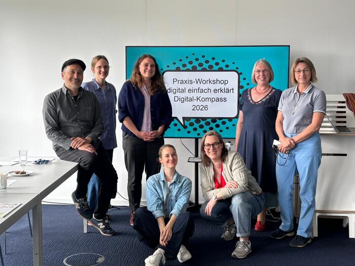 Die Gruppe von Teilnehmerinnen und Teilnehmer zusammen mit dem Projektteam des Digital-Kompass und der Workshop-Referentin.